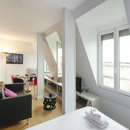 Pick A Flat - Eiffel Tower View Studio Apartment